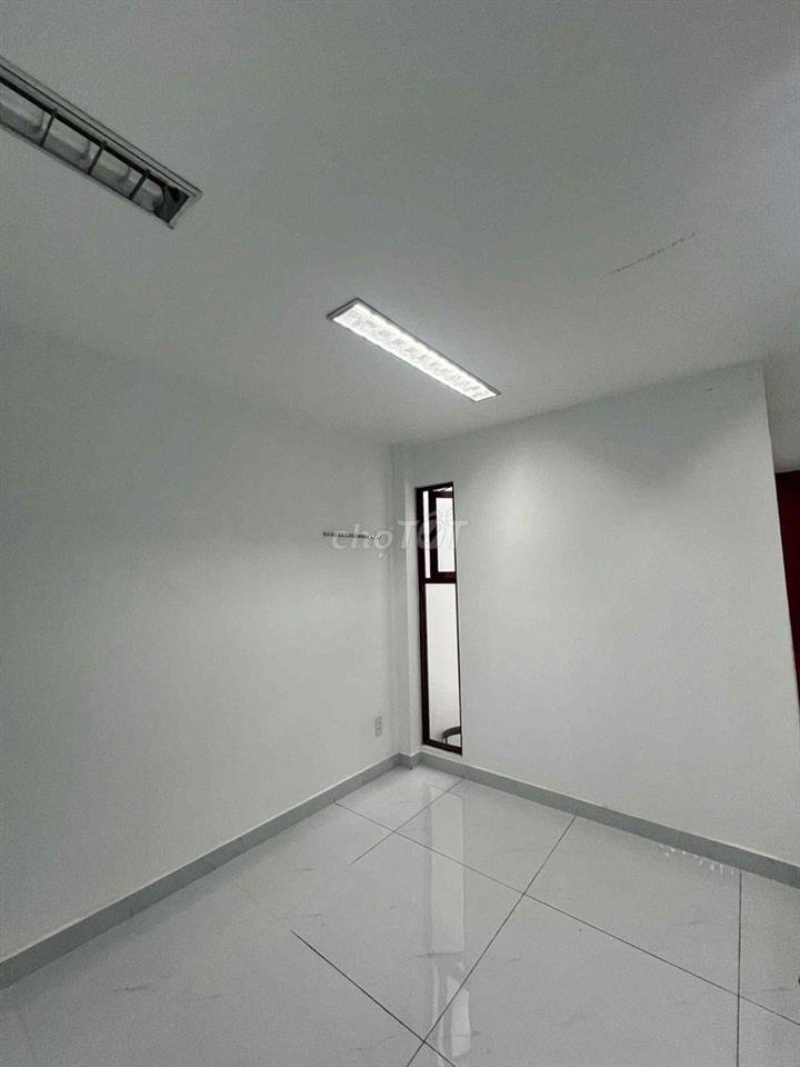 CẦN BÁN NHÀ XE Ô TÔ 7 CHỔ VÀO THẲNG TRONG NHÀ