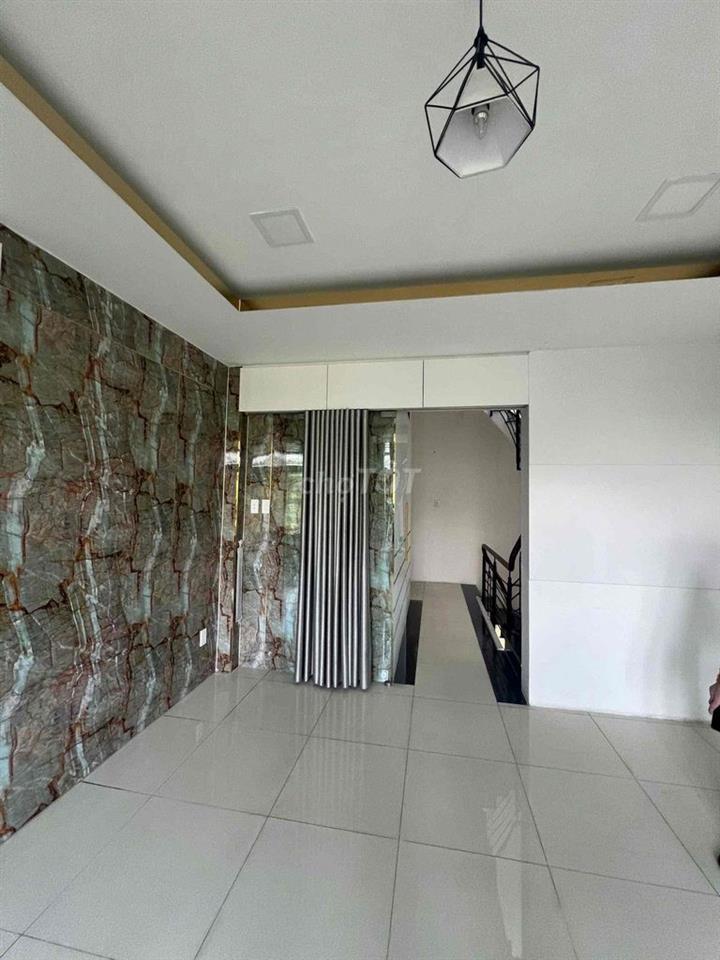CẦN BÁN NHÀ XE Ô TÔ 7 CHỔ VÀO THẲNG TRONG NHÀ
