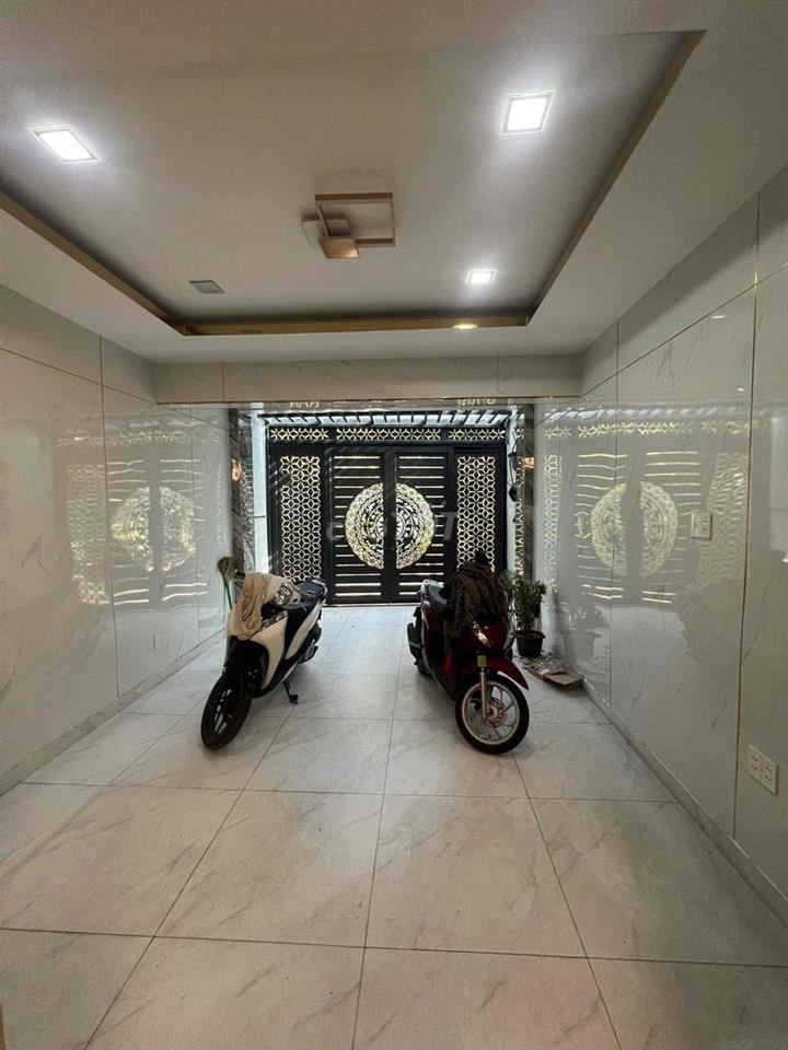 CẦN BÁN NHÀ XE Ô TÔ 7 CHỔ VÀO THẲNG TRONG NHÀ