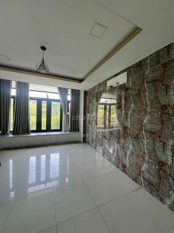 CẦN BÁN NHÀ XE Ô TÔ 7 CHỔ VÀO THẲNG TRONG NHÀ