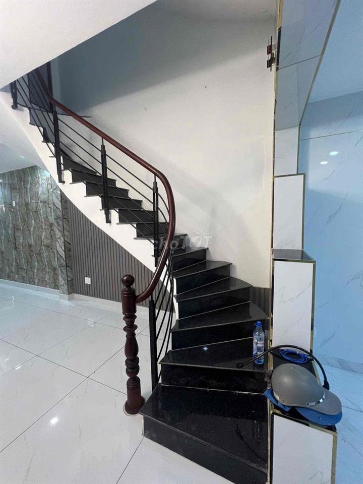 CẦN BÁN NHÀ XE Ô TÔ 7 CHỔ VÀO THẲNG TRONG NHÀ
