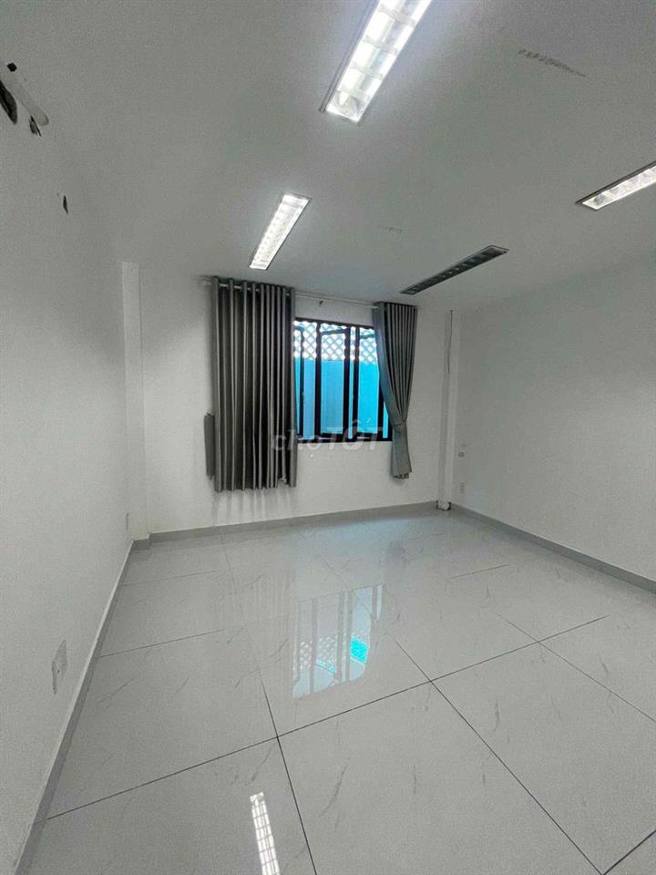 CẦN BÁN NHÀ XE Ô TÔ 7 CHỔ VÀO THẲNG TRONG NHÀ