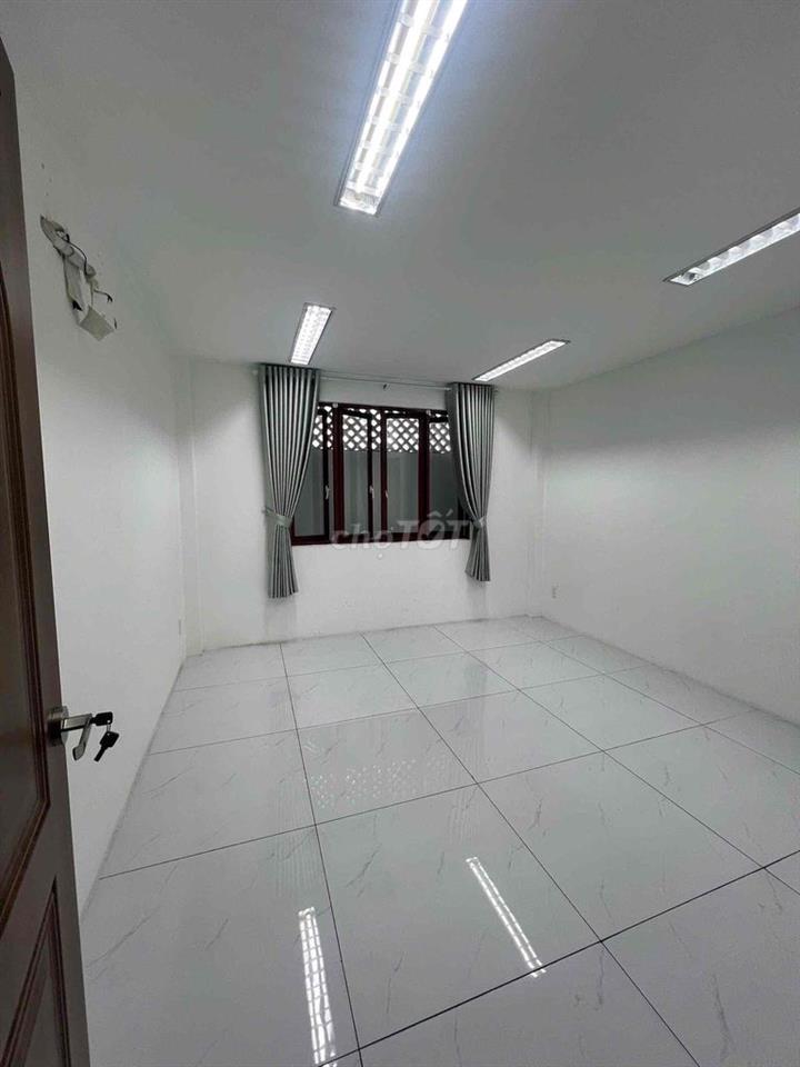 CẦN BÁN NHÀ XE Ô TÔ 7 CHỔ VÀO THẲNG TRONG NHÀ