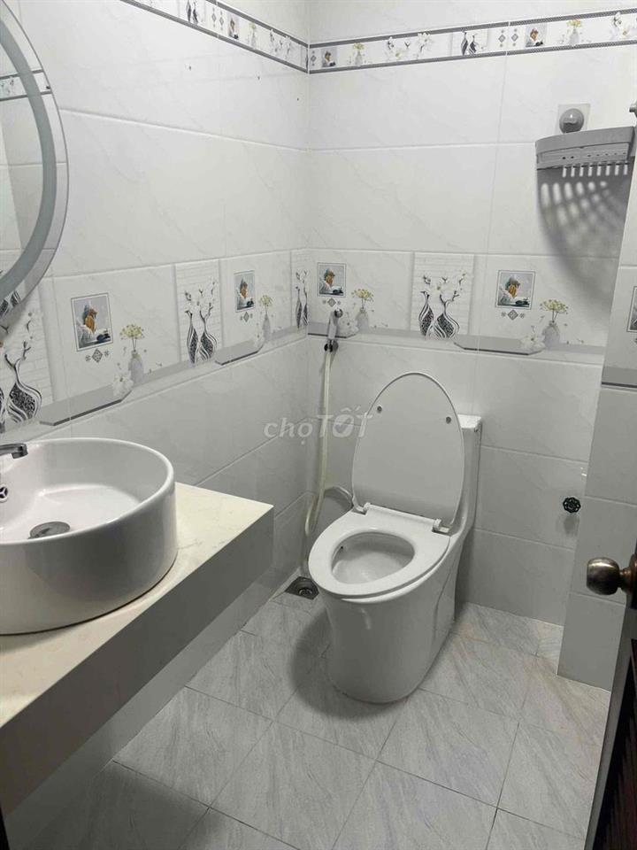 CẦN BÁN NHÀ XE Ô TÔ 7 CHỔ VÀO THẲNG TRONG NHÀ