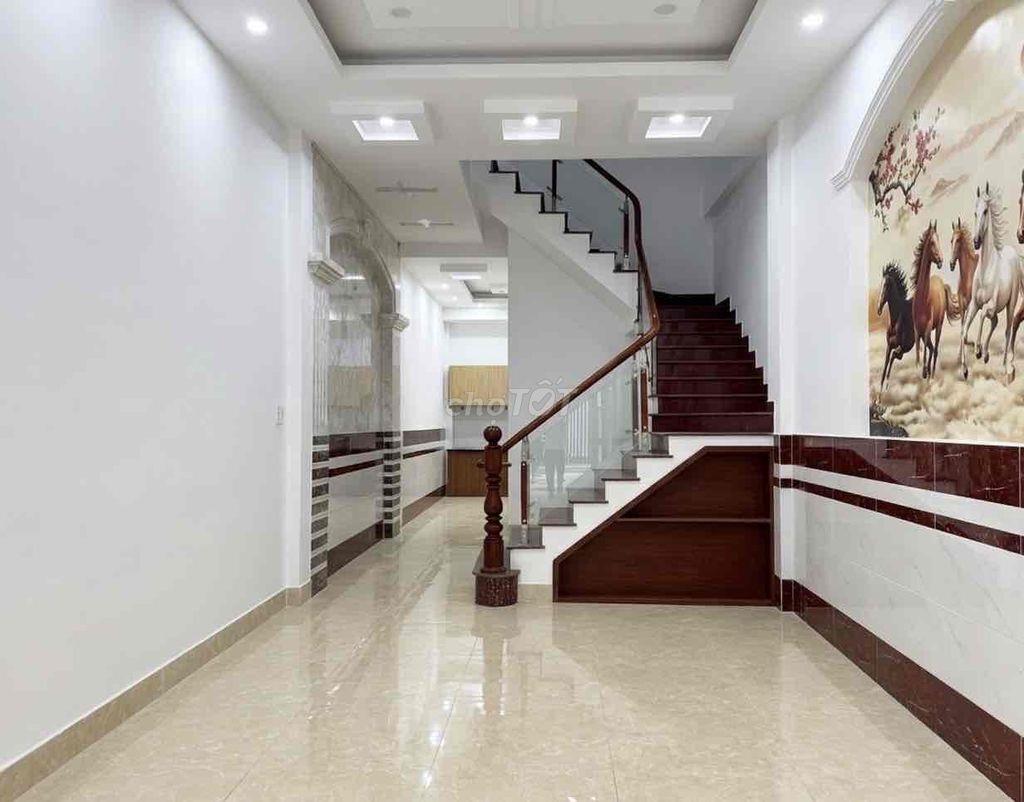 Hot! Nhà 4 tầng 60m², ô tô vào nhà, đối diện Hiệp Thành City, 5,7 tỷ