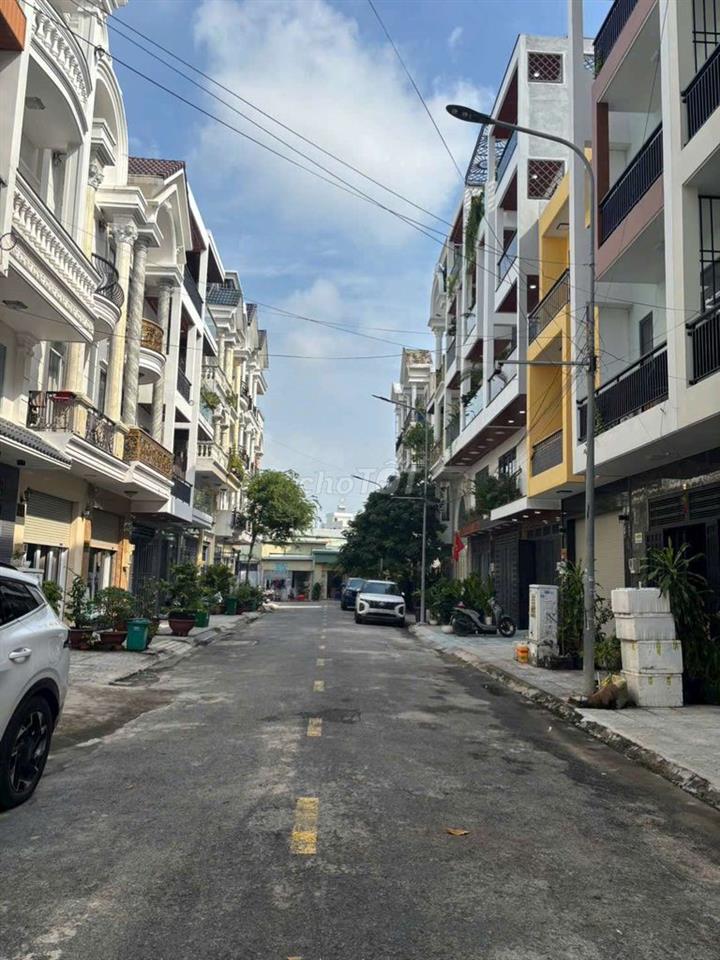 Nhà mới 3 lầu, 4m x14m, có gara xe, gần Metro đường Lê Văn Khương