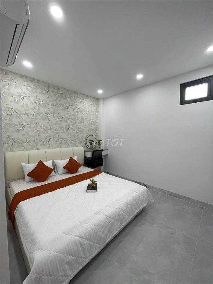 Nhà mới 3 lầu, 4m x14m, có gara xe, gần Metro đường Lê Văn Khương