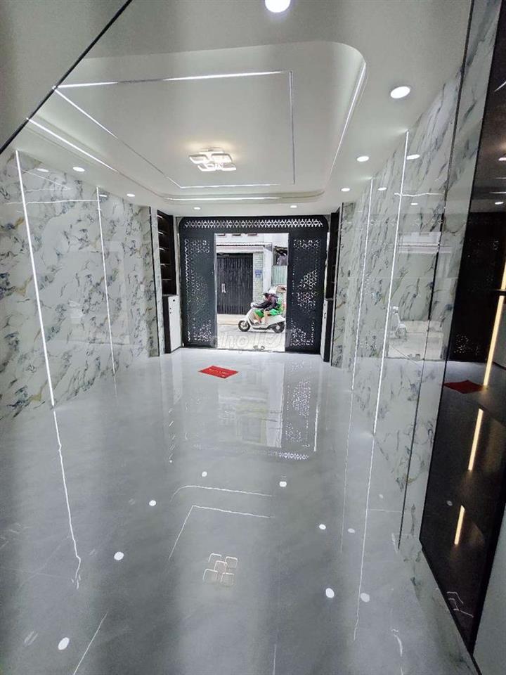 Nhà gần chợ An Sương đường DCT 15, DT 4m x13m, 3 lầu,  có gara xe hơi