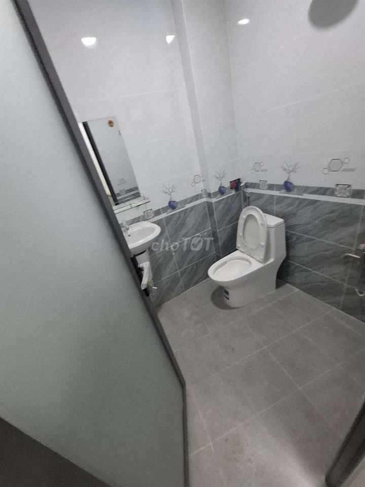 NHÀ TRỆT LẦU MỚI SỬA  ÐẸP 2PN 2WC 