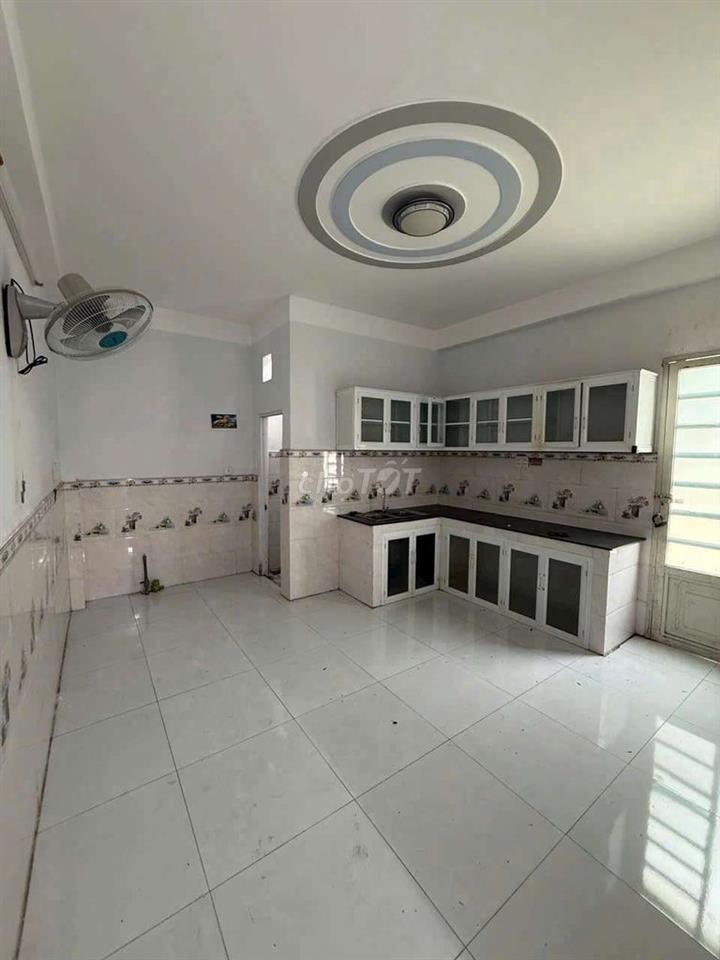 Nhà đức lững . Đường HT-17 củ giờ TTH .