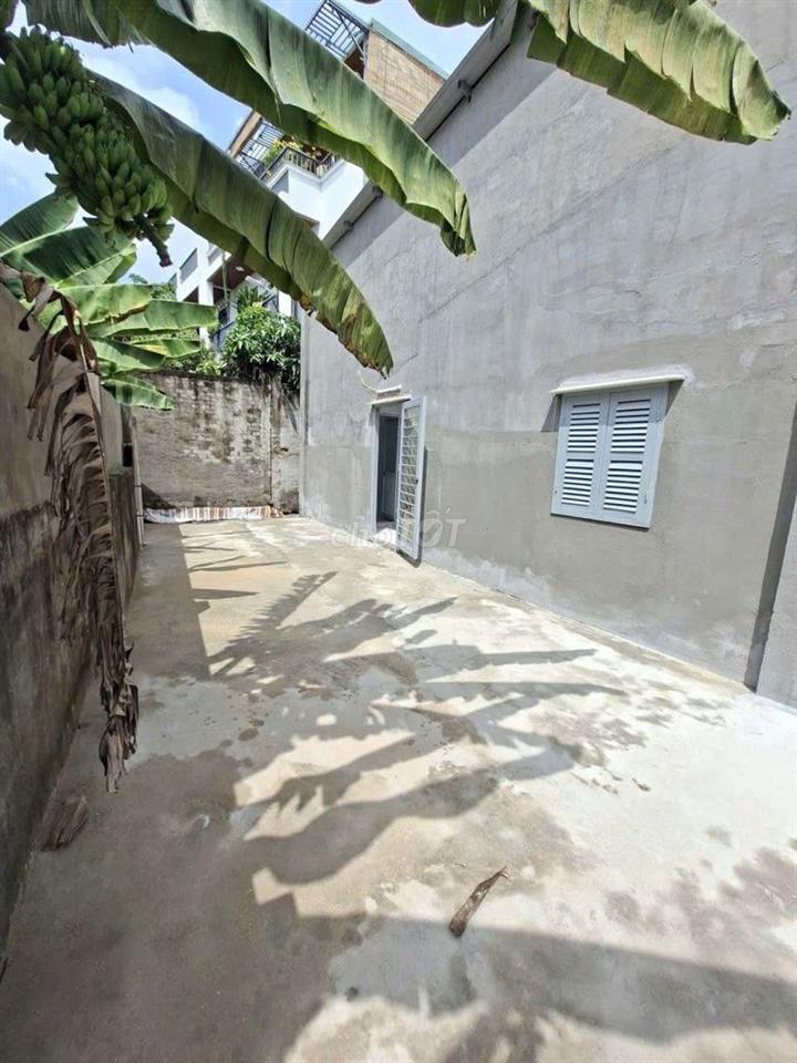 CHO THUÊ  NHÀ MỚI  150M .100M RA CHỢ 