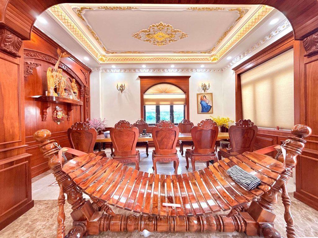 BIỆT PHỦ SÂN VƯỜN-FULL NỘI THẤT-KẾ VINHOME HÓC MÔN-NGAY CẦU LỚN-26.8tỷ