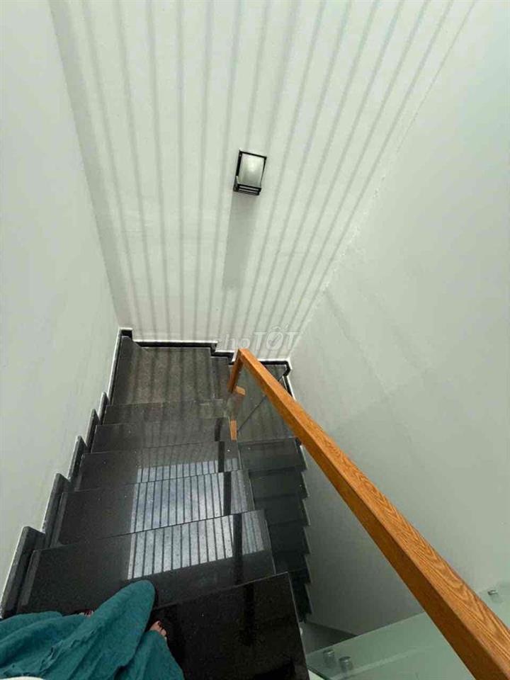 NHÀ MỚI, CẦN TIỀN BÁN GẤP.