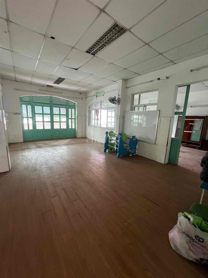 chủ dễ tính cần cho thuê mặt bằng trống suốt lâu đài