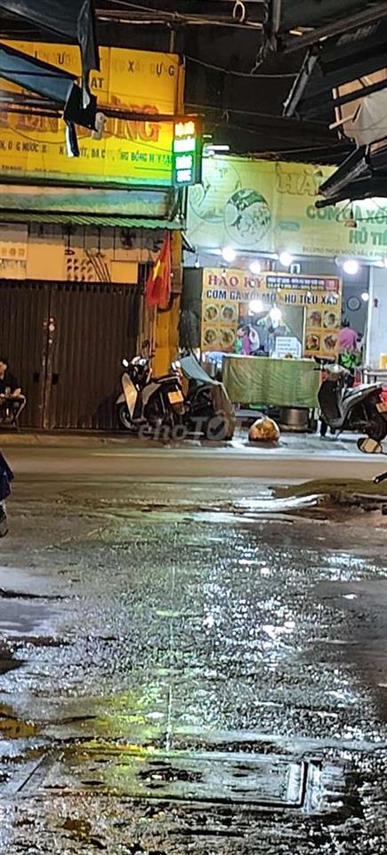 Nhà cần bán gấp .khu vực sầm uất 