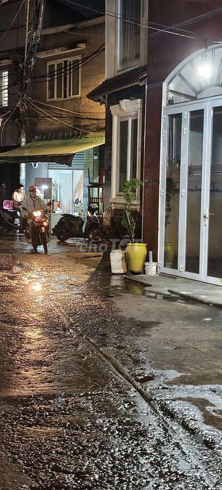 Nhà cần bán gấp .khu vực sầm uất 