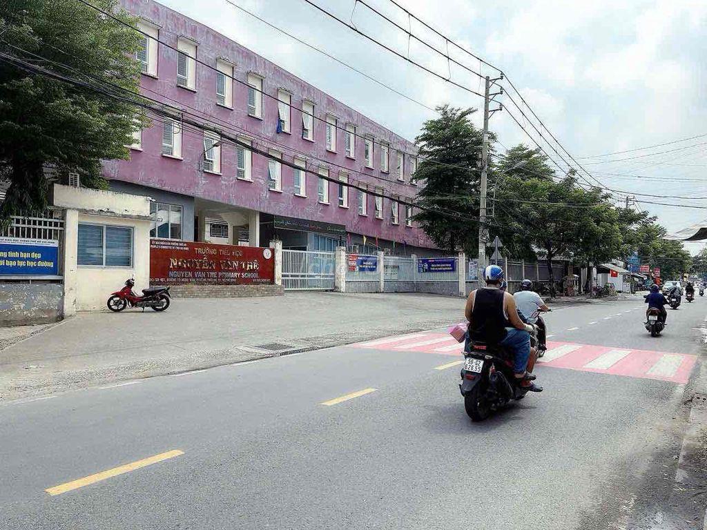 Đất đường thông xe hơi đường TX24