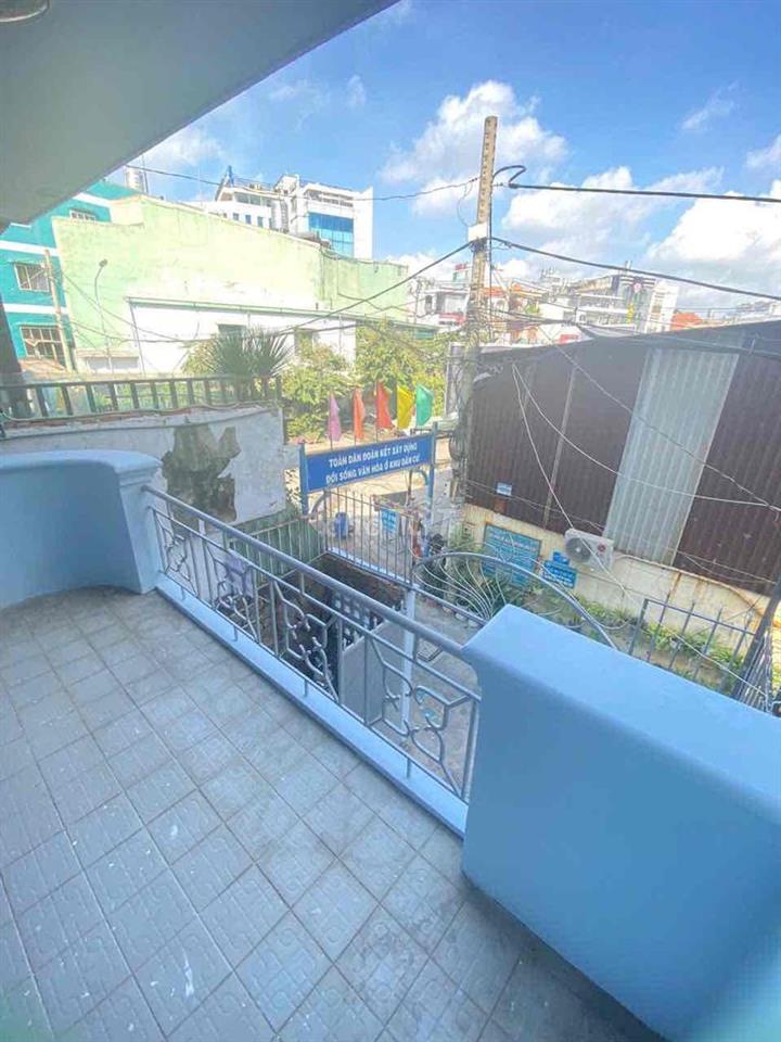 Nhà hẻm xe hơi vào tới sân quận 12