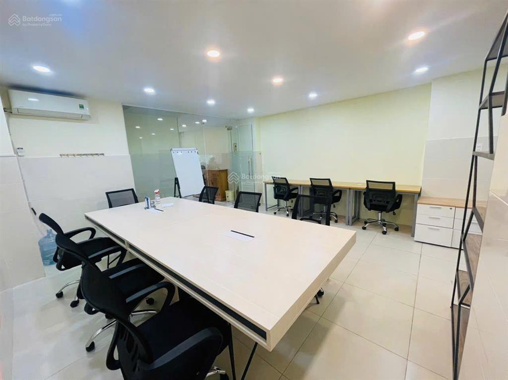 Văn phòng tầng trệt quận 2  11tr/tháng
