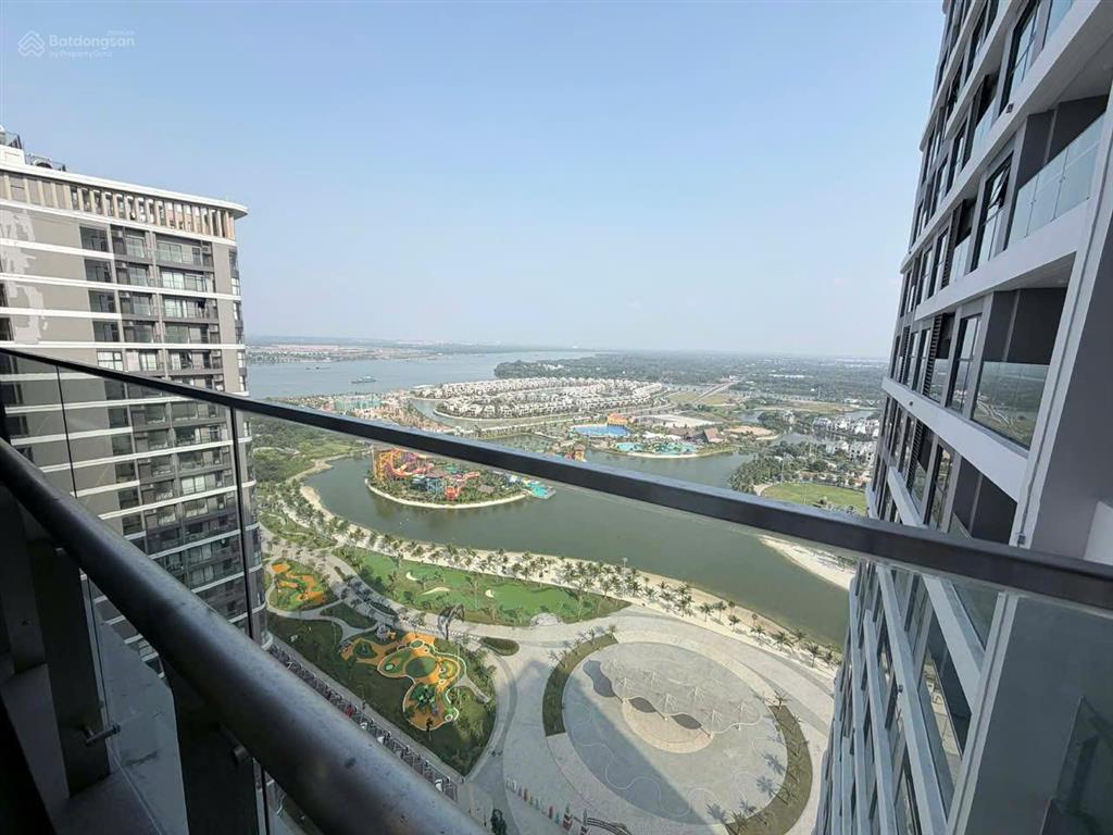 Căn 2 phòng ngủ căn góc kính cường cong the opus one, vinhomes grand park, trực diện công viên