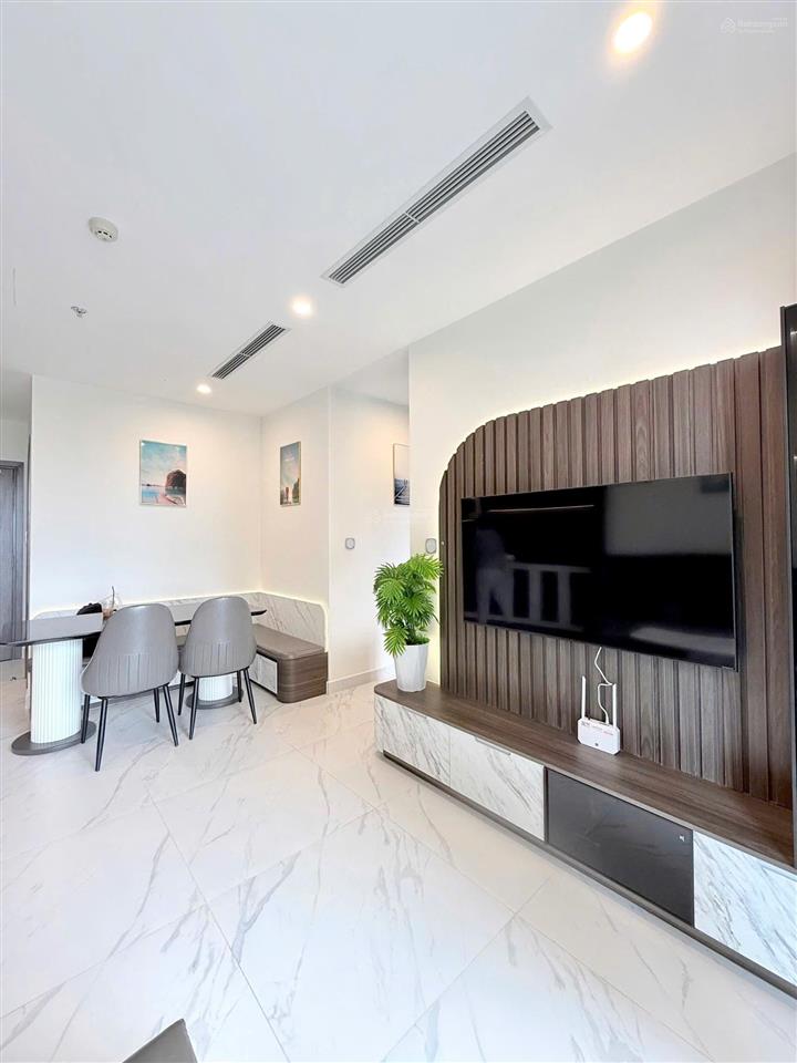Cho thuê căn 2pn kính cường cong view sông, 80m2, full nội thất cao cấp, the beverly, có gym