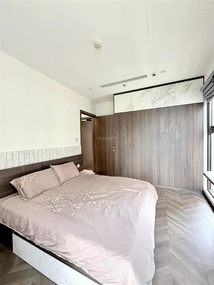Cho thuê căn 2pn kính cường cong view sông, 80m2, full nội thất cao cấp, the beverly, có gym