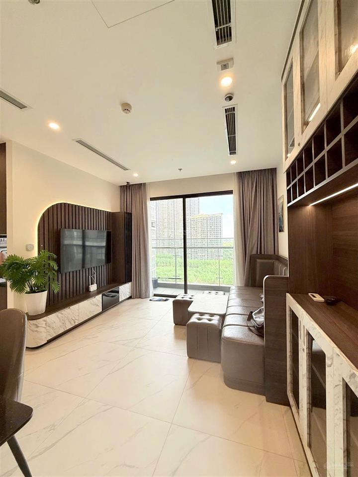 Cho thuê căn 2pn kính cường cong view sông, 80m2, full nội thất cao cấp, the beverly, có gym