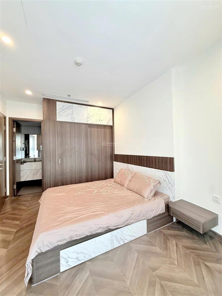Cho thuê căn 2pn kính cường cong view sông, 80m2, full nội thất cao cấp, the beverly, có gym