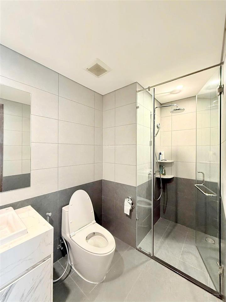 Cho thuê căn 2pn kính cường cong view sông, 80m2, full nội thất cao cấp, the beverly, có gym