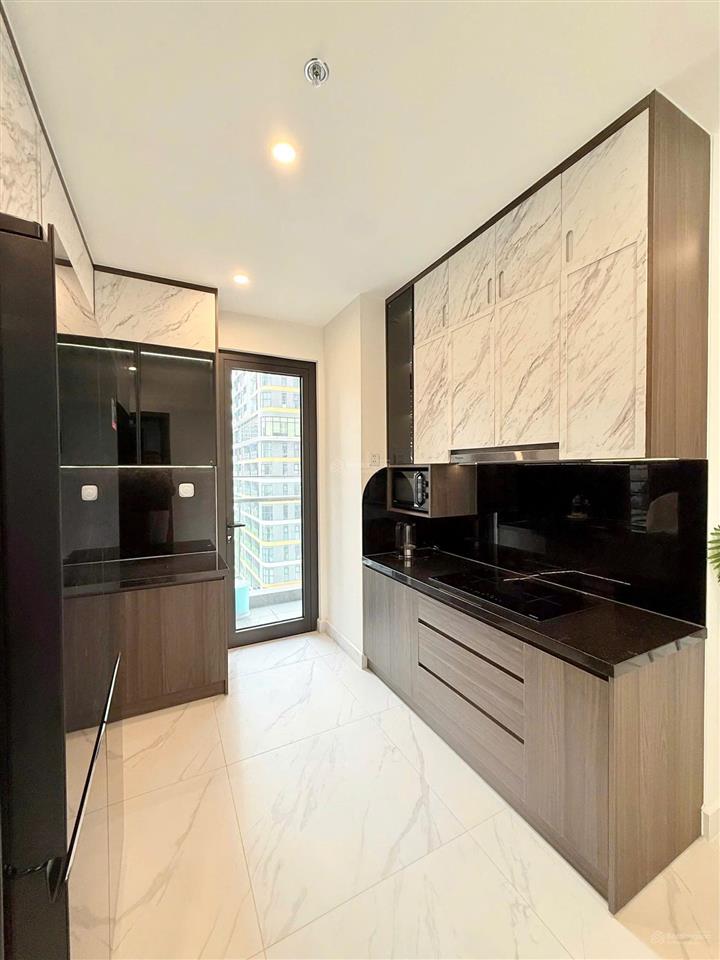 Cho thuê căn 2pn kính cường cong view sông, 80m2, full nội thất cao cấp, the beverly, có gym