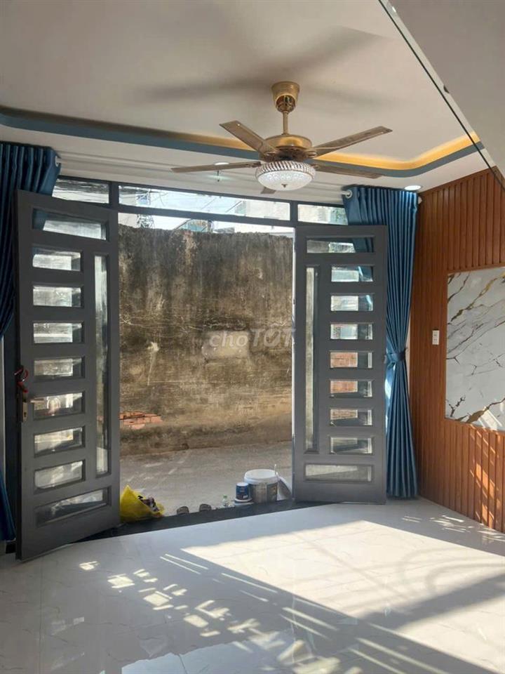 Bán nhà ngày chân cầu vượt ngã tư ga
