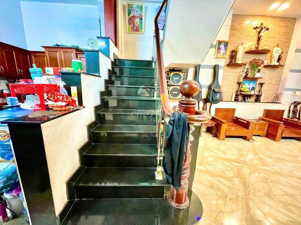 Bán nhà ngay cầu Bến Phân Thống Nhất Gò Vấp 9mx13m trệt 2 lầu 7PN 5WC