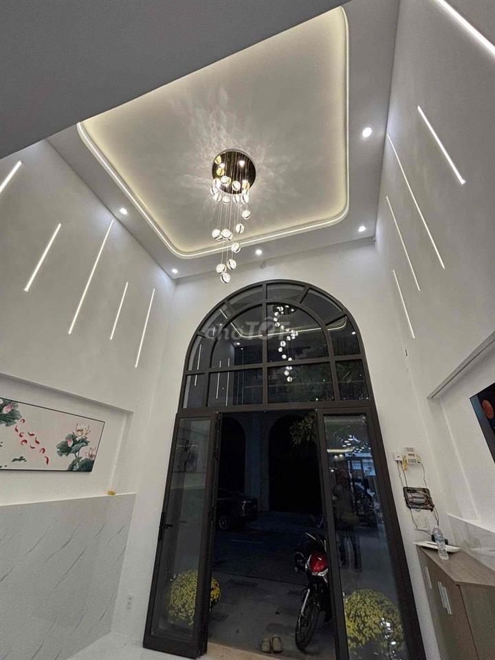 Nhà phố 5 tầng, ngay Ga metro số 4, ngã tư ga.