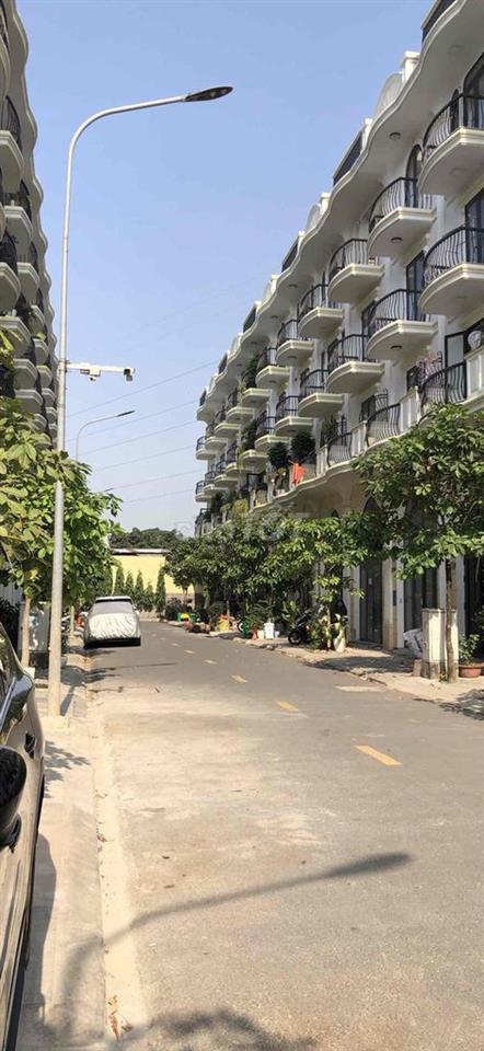 Nhà phố 5 tầng, ngay Ga metro số 4, ngã tư ga.