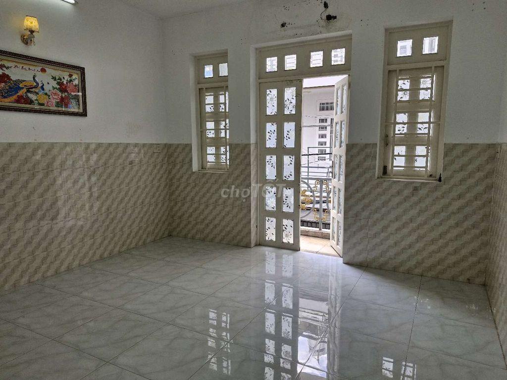 Gia đình cần bán nhà cấp 3 pháp lý đầy đủ trong khu nhà lầu