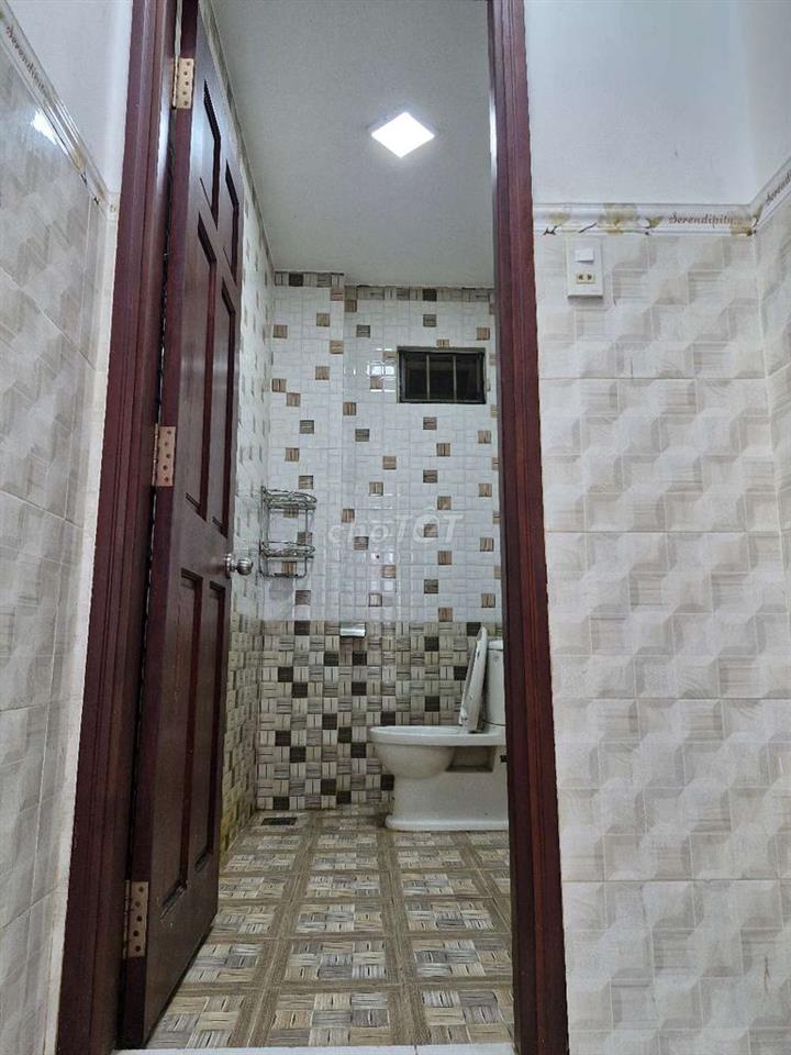 Gia đình cần bán nhà cấp 3 pháp lý đầy đủ trong khu nhà lầu
