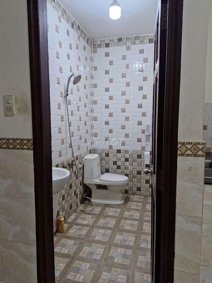 Gia đình cần bán nhà cấp 3 pháp lý đầy đủ trong khu nhà lầu
