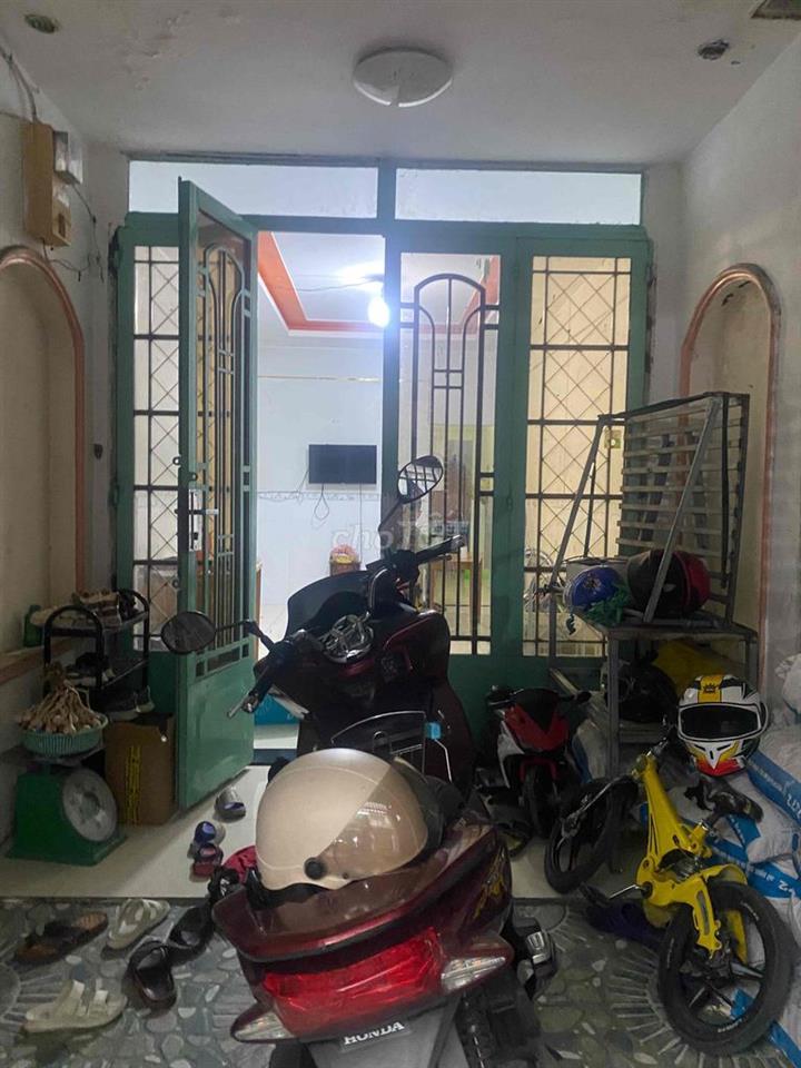 Trệt lầu 3,2*18; có sân để xe có sân thượng
