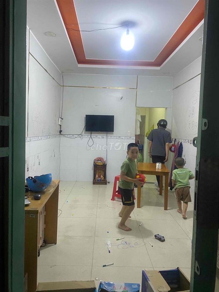 Trệt lầu 3,2*18; có sân để xe có sân thượng