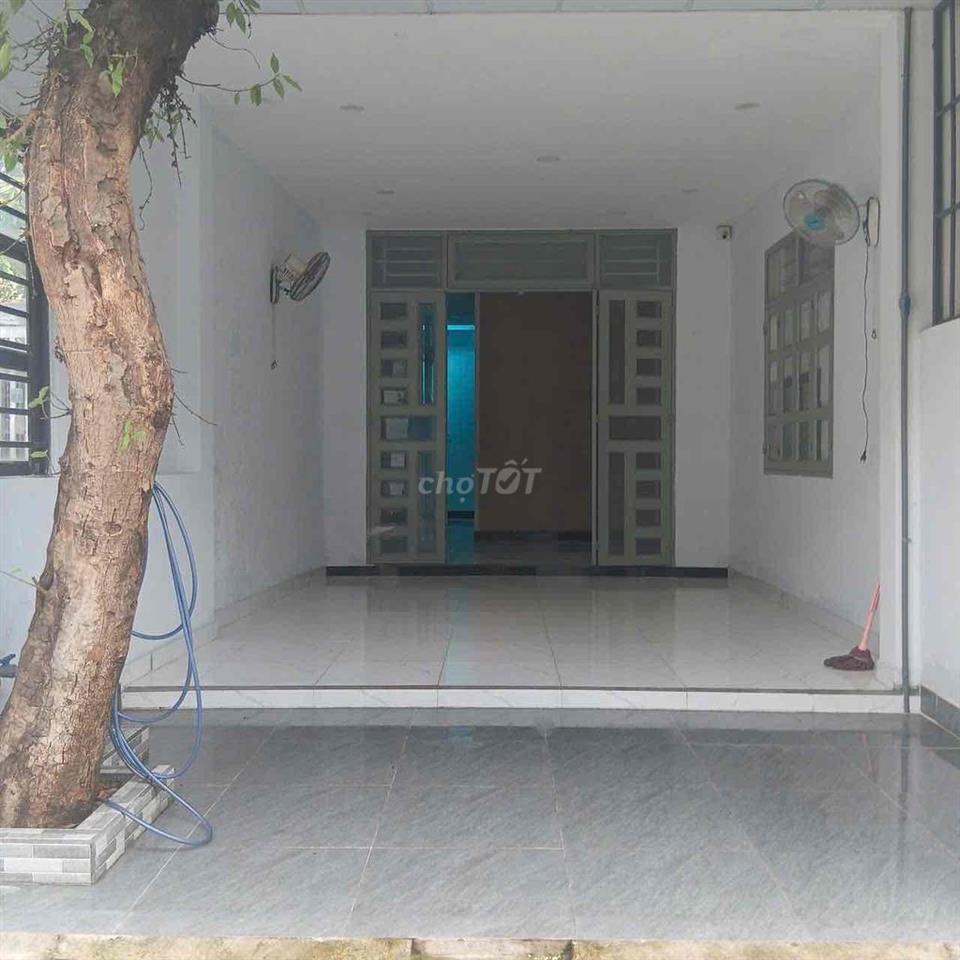 Nhà 4,5*16 có sân Rẻ chốt lẹ
