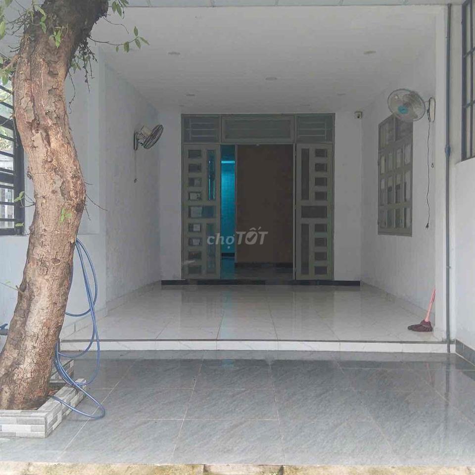 Nhà 4,5*16 có sân Rẻ chốt lẹ