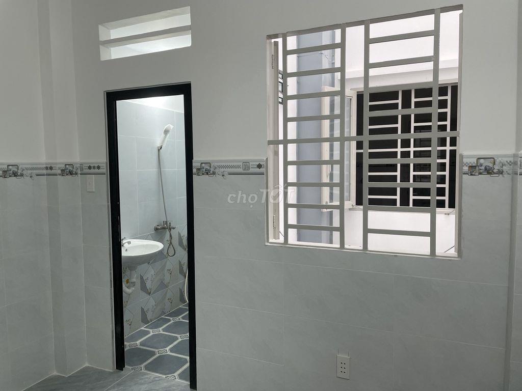 Nhà mới 4 phòng ngủ, 1 tret, 2 lầu, 5Wc, Sân trước, đường 10 tấn.