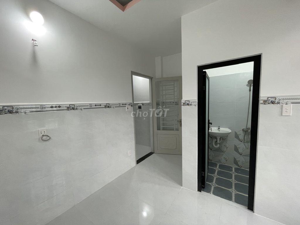 Nhà mới 4 phòng ngủ, 1 tret, 2 lầu, 5Wc, Sân trước, đường 10 tấn.