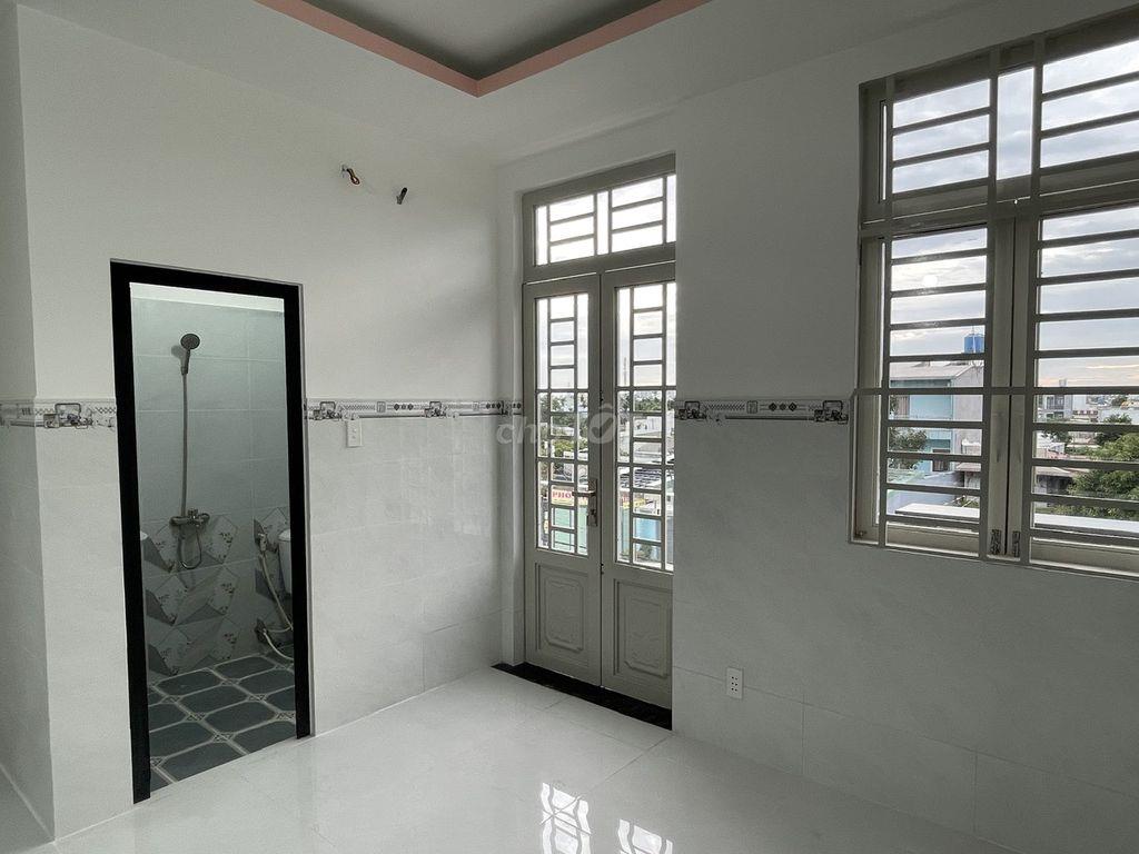 Nhà mới 4 phòng ngủ, 1 tret, 2 lầu, 5Wc, Sân trước, đường 10 tấn.