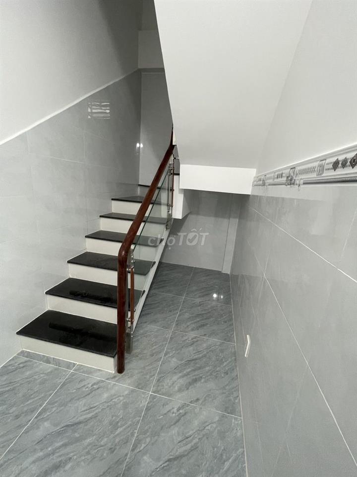 Nhà mới 4 phòng ngủ, 1 tret, 2 lầu, 5Wc, Sân trước, đường 10 tấn.