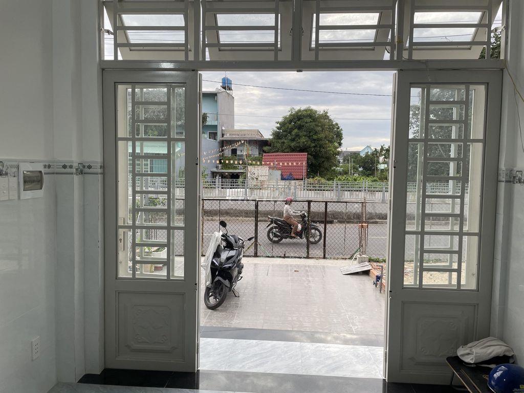 Nhà mới 4 phòng ngủ, 1 tret, 2 lầu, 5Wc, Sân trước, đường 10 tấn.