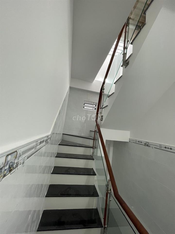 Nhà mới 4 phòng ngủ, 1 tret, 2 lầu, 5Wc, Sân trước, đường 10 tấn.