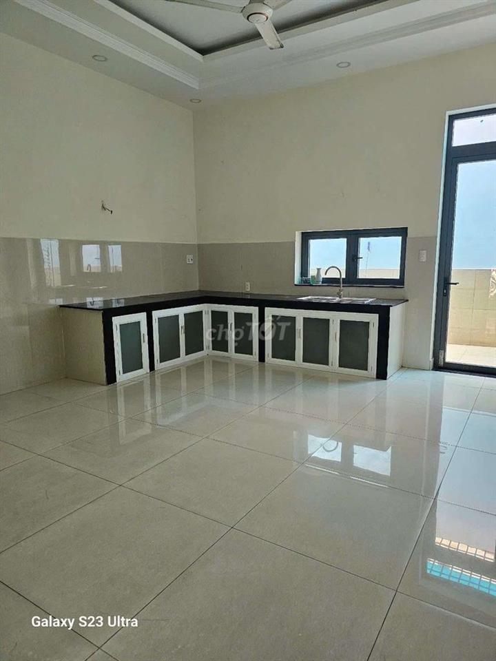 nhà mới .nhà phố kdc hiệp thành city .vi trí đẹp,5pn 5wc.làm vp,olie