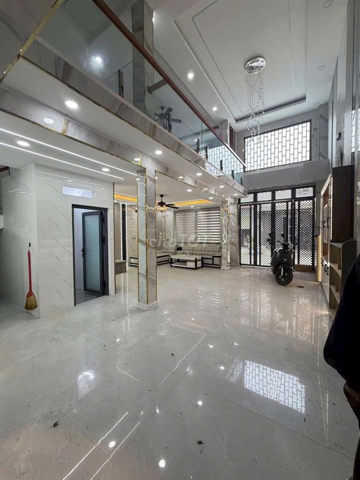 nhà mới kiểu hiện đại  xây sẵn nội thất như hình 5p 6wc , 