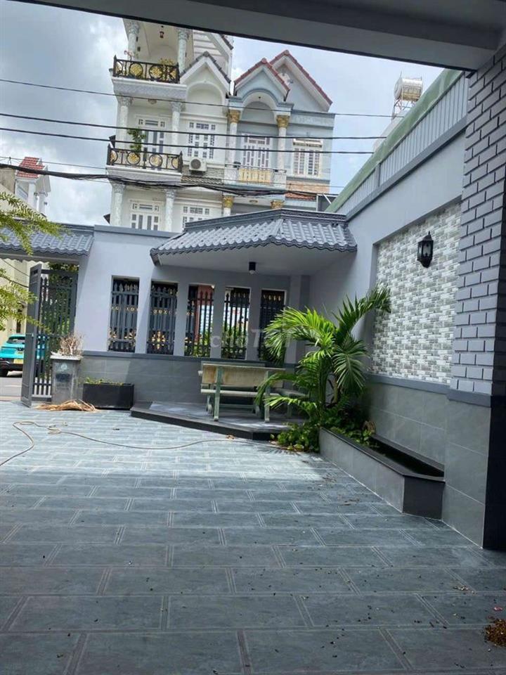 nhà dt rộng mặt tiền nhánh 6pn rộng ,sân rộng đậu ôtô ,xe máy vô tư,